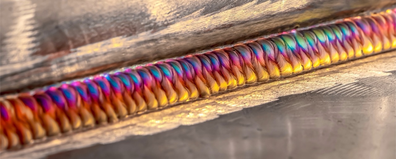 TIG 용접을 정밀하게 하고 있는 모습