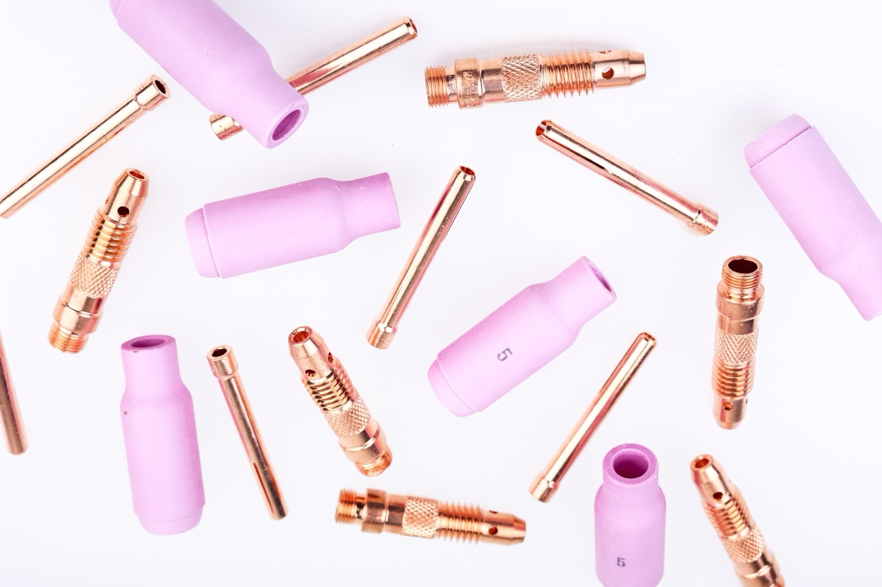 강의실에서 도면을 보며 학습하는 모습